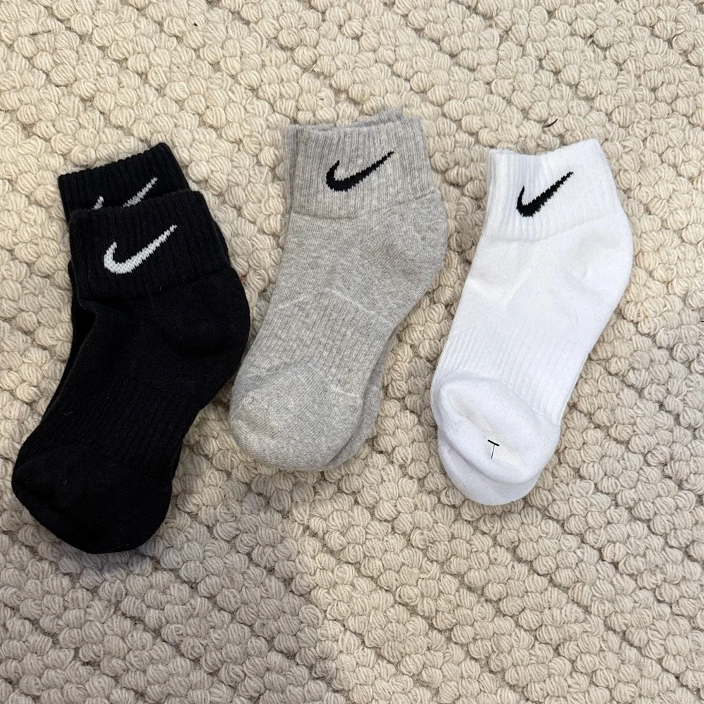 Nike Kids Athletic Ankle Socks - Black, Gray, White. Size Medium